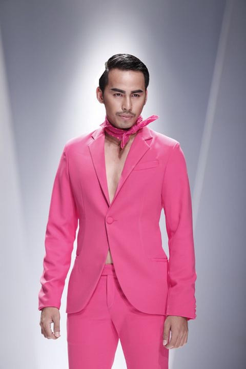 Người mẫu Duy Nhân mặc áo vest được thiết kế tone hồng đi kèm phụ kiện là một cái nơ đeo cổ trông rất "chuẩn girl".