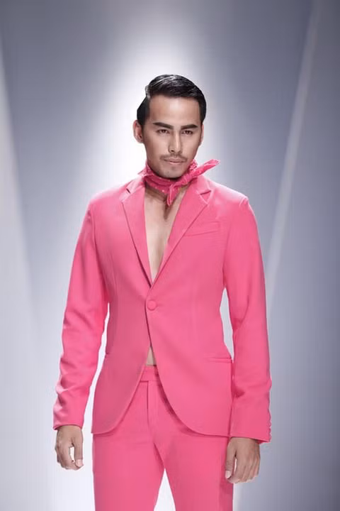 Người mẫu Duy Nhân mặc áo vest được thiết kế tone hồng đi kèm phụ kiện là một cái nơ đeo cổ trông rất "chuẩn girl".