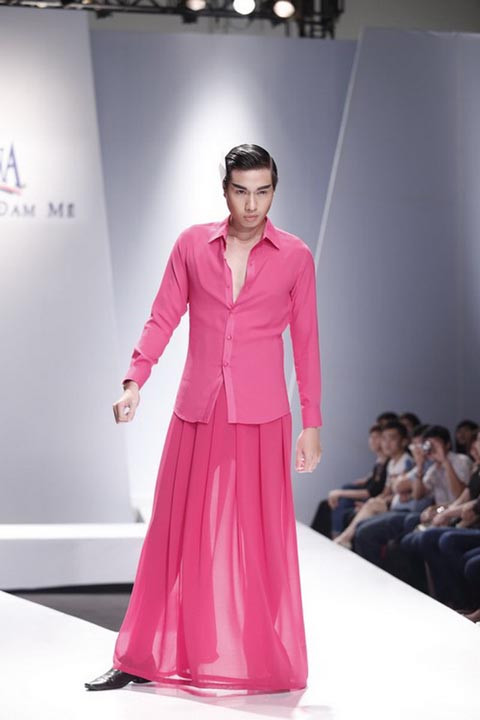 Dù cố gắng "gồng" và tạo dáng thật ngầu trên sàn catwalk, nhưng người mẫu Hữu Long vẫn cứ duyên dáng như một cô gái đang tung tăng dạo phố.