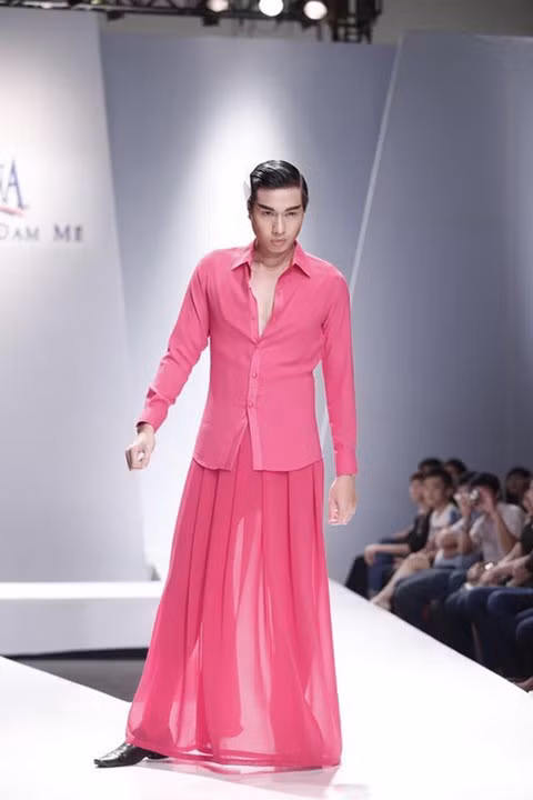 Dù cố gắng "gồng" và tạo dáng thật ngầu trên sàn catwalk, nhưng người mẫu Hữu Long vẫn cứ duyên dáng như một cô gái đang tung tăng dạo phố.