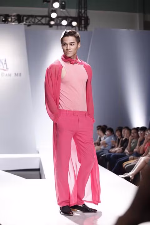 Có lẽ khán giả ngồi dưới cũng có chút "rùng mình" khi tưởng tượng tới lúc diện bộ trang phục "mang tính ứng dụng cao" này bước ra đường.