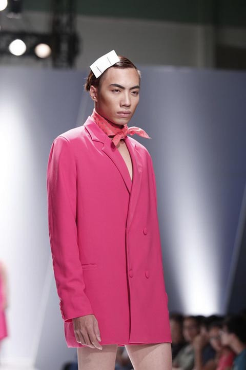 Tuy nhiên, những mẫu trang phục "cực độc" này lại được giới thiệu trong một chương trình thời trang quay định kỳ với mục đích giới thiệu đến khán giả những mẫu thiết kế mang tính ứng dụng cao.