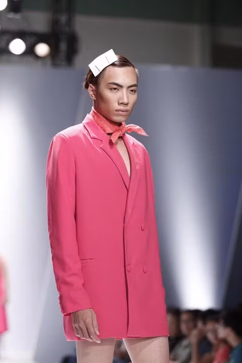 Tuy nhiên, những mẫu trang phục "cực độc" này lại được giới thiệu trong một chương trình thời trang quay định kỳ với mục đích giới thiệu đến khán giả những mẫu thiết kế mang tính ứng dụng cao.