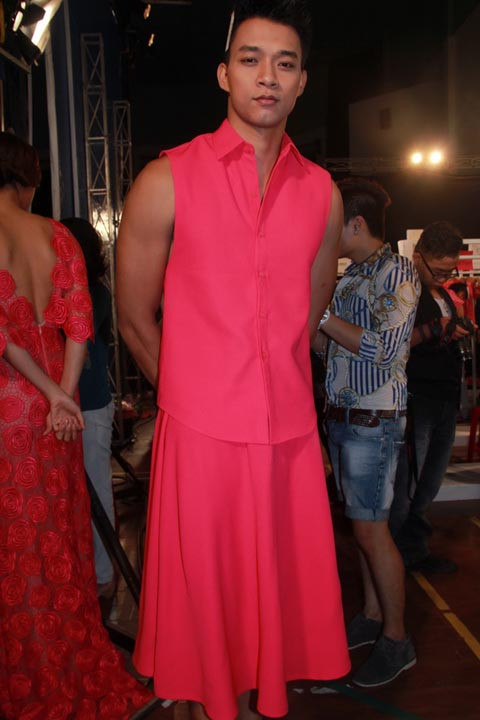 Vũ Mạnh Hiệp tạo dáng phía hậu trường.