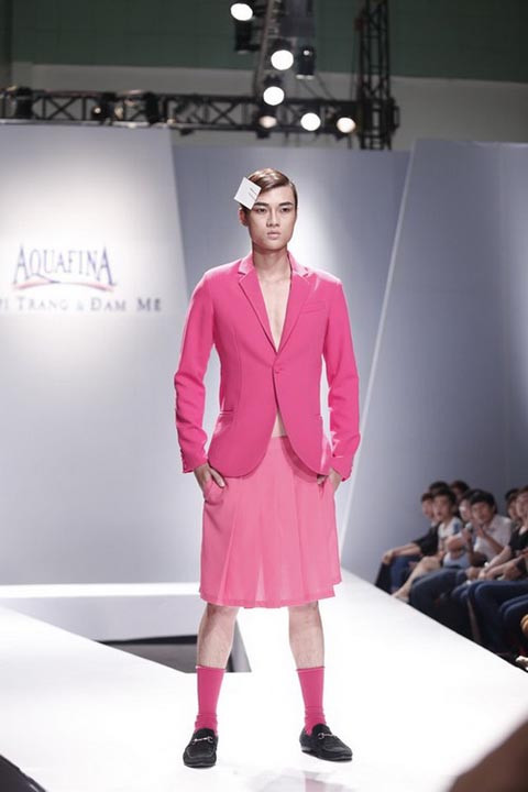 Trong số đó, cái tên Hà Nhật Tiến nổi bật hơn hẳn với sự "choáng váng" mà bộ sưu tập của anh mang lại cho khán giả. Sử dụng những bộ váy áo, trang phục toàn một màu hồng với những đường nét mềm mại, tuy nhiên người mẫu của anh lại đều là những ... mẫu nam.