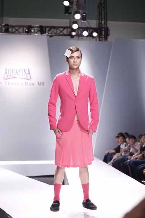 Trong số đó, cái tên Hà Nhật Tiến nổi bật hơn hẳn với sự "choáng váng" mà bộ sưu tập của anh mang lại cho khán giả. Sử dụng những bộ váy áo, trang phục toàn một màu hồng với những đường nét mềm mại, tuy nhiên người mẫu của anh lại đều là những ... mẫu nam.