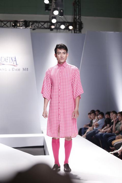 Việt Nam vốn không phải Scotland và thậm chí, ngay ở xứ sở của những người đàn ông mặc váy, họ cũng ít có can đảm diện mẫu trang phục này bước ra đường. Chính bởi vậy, những mẫu thiết kế này chỉ mang tính trình diễn, chứ khó lòng có tính ứng dụng trong cuộc sống.