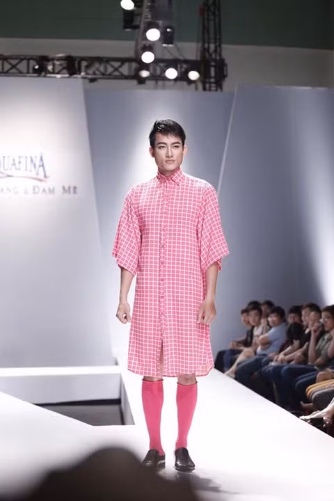 Việt Nam vốn không phải Scotland và thậm chí, ngay ở xứ sở của những người đàn ông mặc váy, họ cũng ít có can đảm diện mẫu trang phục này bước ra đường. Chính bởi vậy, những mẫu thiết kế này chỉ mang tính trình diễn, chứ khó lòng có tính ứng dụng trong cuộc sống.