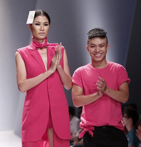 Người mẫu Trang Trần và chủ nhân của bộ sưu tập - nhà thiết kế Hà Nhật Tiến.