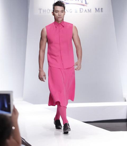 Vũ Mạnh Hiệp - chàng người mẫu mạnh mẽ và "chuẩn men" nhất nhì làng catwalk cũng ẻo lả đi rất nhiều trong mẫu thiết kế ít đụng hàng này.