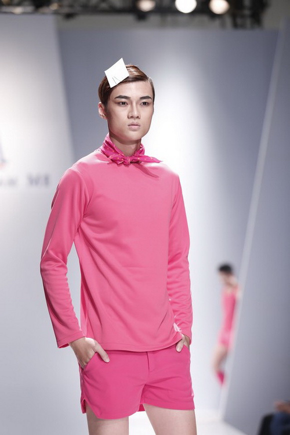 Người mẫu Vương Anh trông rất "xinh" với tone hồng rực rỡ.