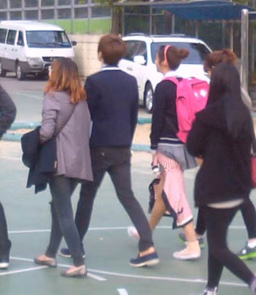 ...lấy áo khoác che váy ngắn cũn cỡn.