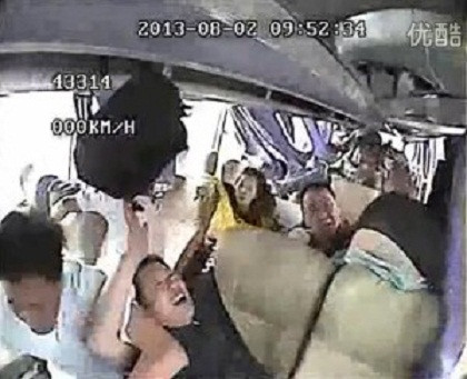 Cú va chạm mạnh khiến hành khách bị văng ra ngoài.