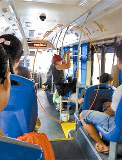 Những bức ảnh chụp lại cảnh một phụ nữ nhanh nhẹn tập thể dục ngay trên một tuyến xe buýt ở Changsha đã gây sốt trên trang mạng của Trung Quốc. Những bức ảnh chụp lại cảnh một phụ nữ nhanh nhẹn tập thể dục ngay trên một tuyến xe buýt ở Changsha đã gây sốt trên trang mạng của Trung Quốc.