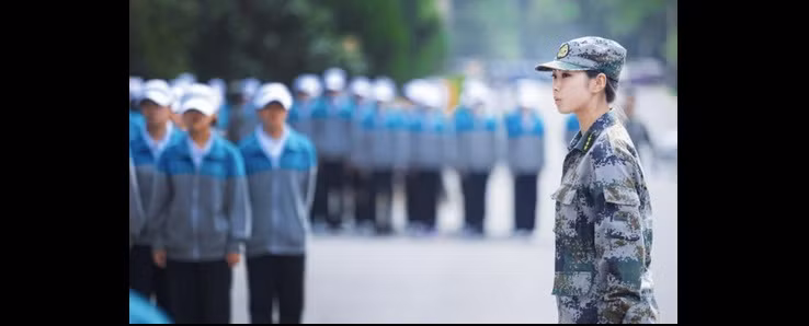 Xem bức ảnh của nữ hướng dẫn viên quân sự, nhiều cư dân mạng nói vui: "Không còn ai nói tập quân sự làm cháy da nhỉ?”.