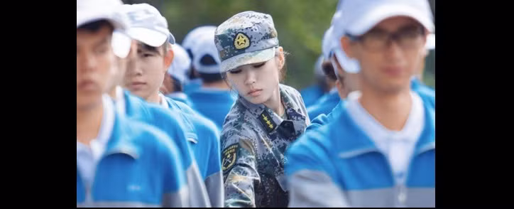 Đối với nhiều học sinh, đây là những thách thức rất lớn và bị nhiều người ghét. Tuy nhiên, thời gian gần đây, những bức ảnh chụp nữ hướng dẫn viên xinh đẹp trong bộ quân phục được lan truyền và gây sốt trong cộng đồng mạng Trung Quốc.