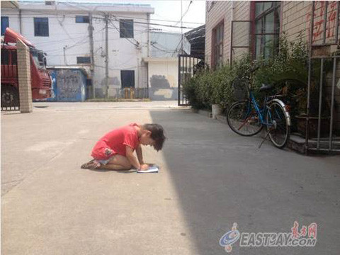 Bé gái bị bố phạt quỳ gối dưới trời năng nóng đỉnh điểm.