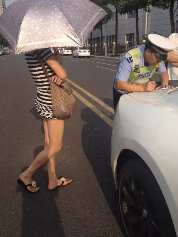 Lái xe là một cô gái chân dài, xinh đẹp và giàu có.