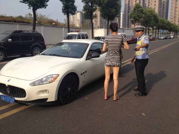 CSGT nhắc nhở tiểu thư vi phạm luật giao thông.