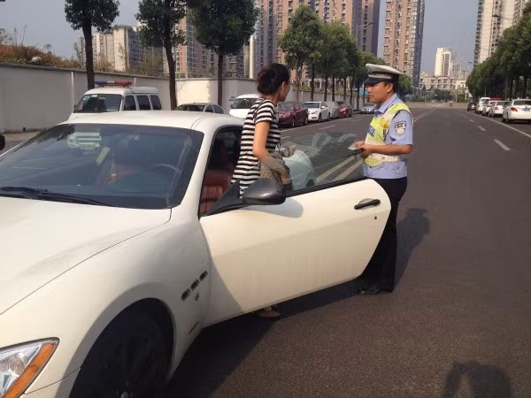 Theo một số cư dân mạng TQ, việc cô gái này đi dép lê điều khiển phương tiện cũng là vi phạm luật giao thông.