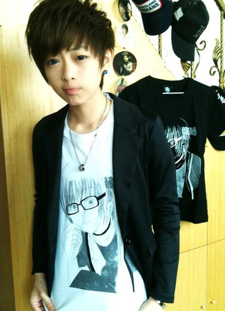 Trước những bức ảnh dễ thương của cô nàng tomboy này, một thành viên nữ trên Facebook bày tỏ tiếc nuối: "Mình muốn Hua Hua là con trai và sẽ được gặp "anh" ấy. Nhưng ước mơ viển vông quá!".