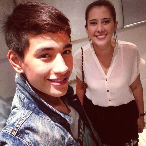 Một bạn đọc thốt lên: "Đẹp trai quá. Bảo sao tình yêu không phân biệt tuổi tác, giới tính, màu da".