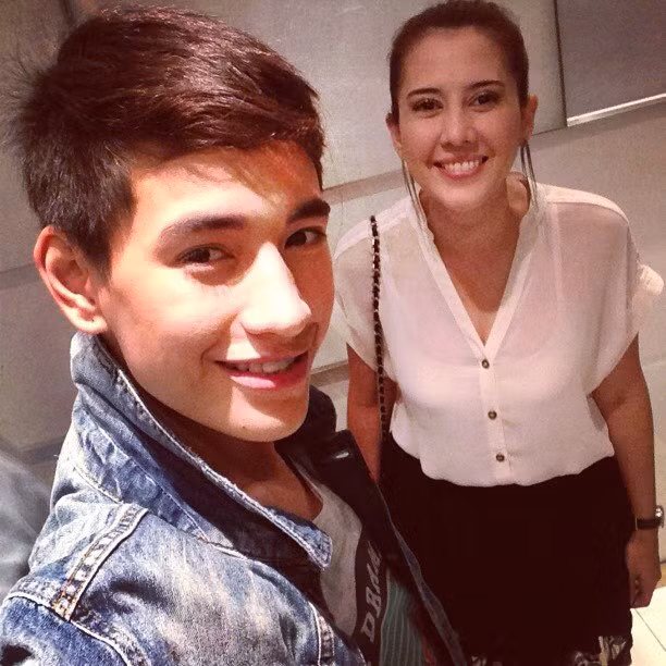 Một bạn đọc thốt lên: "Đẹp trai quá. Bảo sao tình yêu không phân biệt tuổi tác, giới tính, màu da".