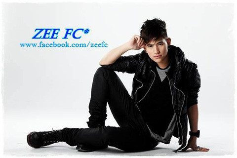 Nữ ca sĩ, người mẫu Thái Lan ZEE (tên thật là ZEE Matanawee Keenan) sinh ngày 27/10/1988 khiến cư dân mạng phát sốt với gương mặt "đẹp trai" và phong cách vô cùng nam tính.