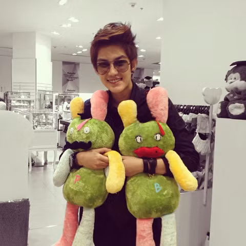 Fanpage Facebook của Tina ở Việt Nam cũng đã thu hút được hơn 28.000 thành viên.