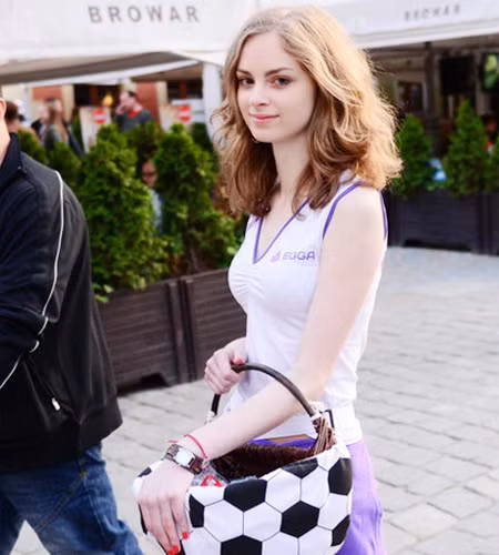 Cô nàng sở hữu một khuôn mặt nhỏ nhắn, làn da trắng như sứ và mái tóc xoăn nhẹ bồng bềnh. Nhiều người còn ưu ái đặt cho nữ sinh viên này biệt danh "Cô gái xinh đẹp nhất Euro 2012".