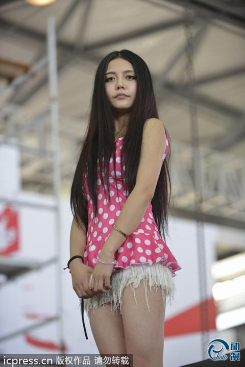 Các cô gái được rất nhiều các khách nam hâm mộ, nhưng cũng không ít lần phải đối mặt với những vị khách bệnh hoạn.