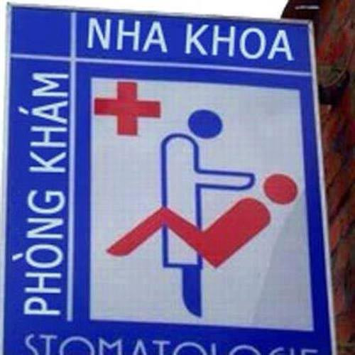 Hình ảnh dễ gây hiểu nhầm trên tấm biển phòng khám Nha khoa.