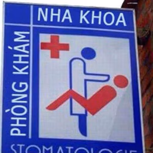 Hình ảnh dễ gây hiểu nhầm trên tấm biển phòng khám Nha khoa.