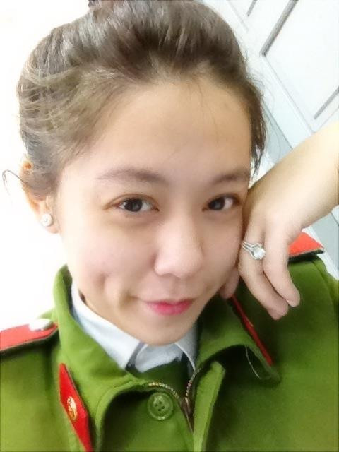 Nụ cười với má lúm đồng tiền duyên dáng của cô nữ sinh cảnh sát này nhận được nhiều lời khen ngợi của cư dân mạng.