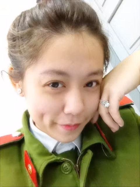 Nụ cười với má lúm đồng tiền duyên dáng của cô nữ sinh cảnh sát này nhận được nhiều lời khen ngợi của cư dân mạng.