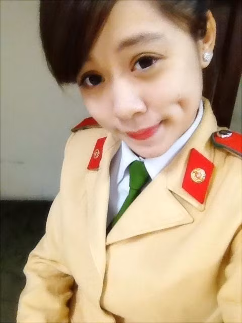 Kiều Anh chia sẻ trên báo rằng, cô theo ngành cảnh sát vì mong muốn theo nghiệp của bố và chị gái.