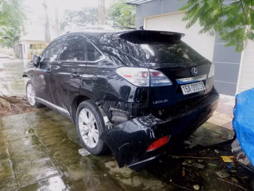 Phần đuôi chiếc Lexus cũng bị hư hỏng.