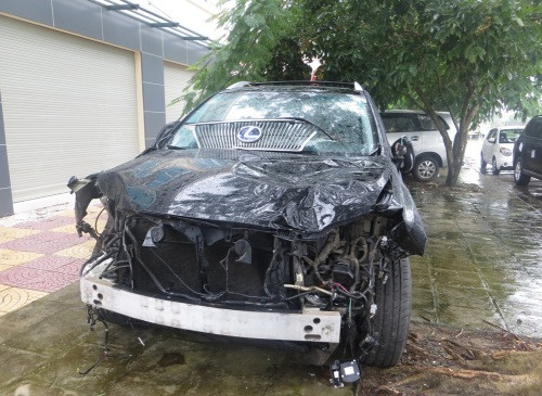 Chiếc xế hộp sau vụ tai nạn khiến 2 người mất mạng đã bị đưa về công an quận Dương Kinh.