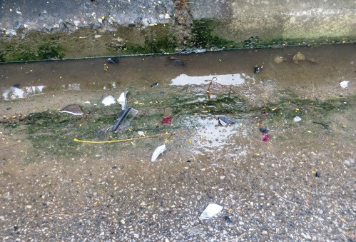 Những mảnh vỡ tại hiện trường vụ tai nạn.