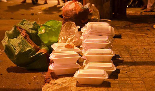 Những phần cơm hộp chưa được nạn nhân phát hết cho người nghèo thì bị đâm chết.