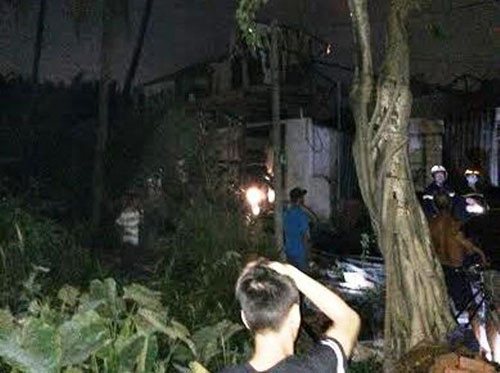 Đám cháy xuất phát từ căn nhà vắng chủ và sau đó lan rộng thiêu rụi cả 4 căn nhà cùng toàn bộ tài sản.