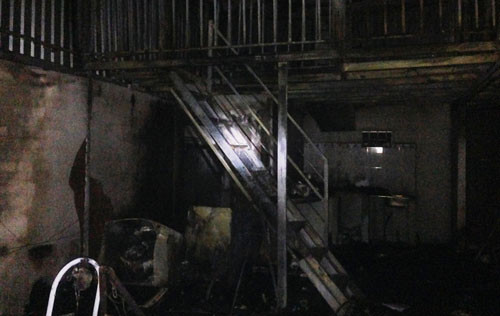 Bốn căn nhà cùng toàn bộ tài sản của hàng chục người dân bị thiêu rụi. Nhiều người đau khổ vì bỗng lâm cảnh trắng tay.