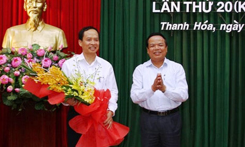 Ông Trịnh Văn Chiến (bìa trái) được bầu giữ chức Bí thư Tỉnh ủy Thanh Hóa.