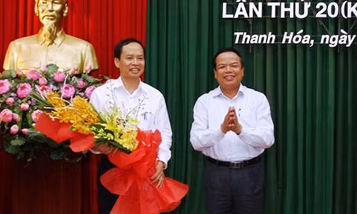 Ông Trịnh Văn Chiến (bìa trái) được bầu giữ chức Bí thư Tỉnh ủy Thanh Hóa.