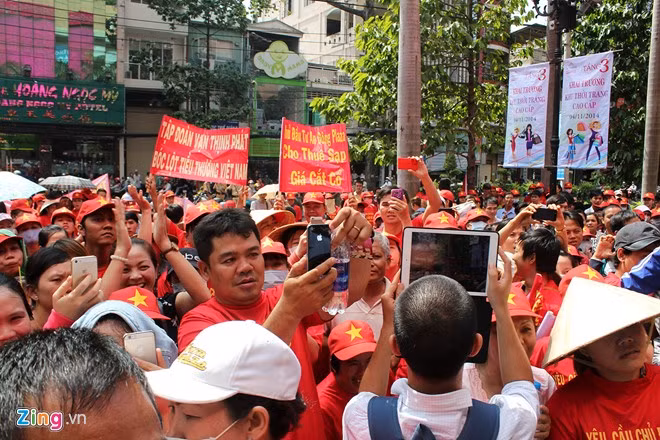 Hàng trăm người kéo đến trước cửa trung tâm để lắng nghe thông báo về buổi làm việc của đại diện tiểu thương và chủ đầu tư.