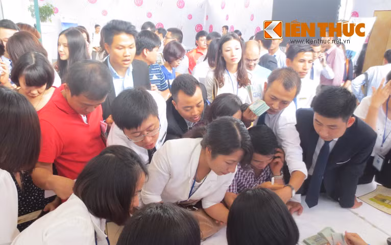 Nóng nhất là khu vực đặt cọc tiền mua căn hộ khi khách hàng chen nhau đến nghẹt thở vì sợ cháy hàng.