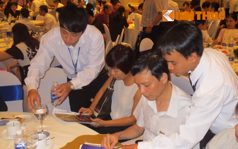 Hệ thống siêu thị dự án Bất động sản STDA, đơn vị phân phối độc quyền dự án này cho biết, chỉ sau 2 giờ đồng hồ mở bán, hơn 250 trong tổng số 378 căn hộ hạng sang Vinhomes Nguyễn Chí Thanh - Hà Nội đã được giao dịch thành công. "Trước khi mở bán chính thức, mỗi ngày có hàng trăm khách hàng gọi tới chỉ để hỏi về dự án này", đại diện STDA cho hay.