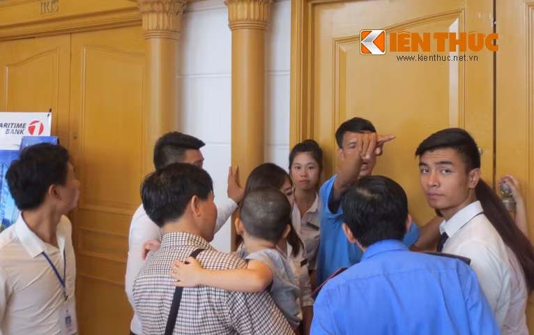 Lực lượng bảo về khá vất vả với lượng người đông như kiến.