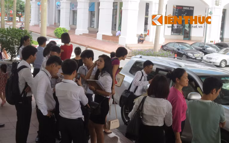 Khách hàng đứng la liệt ngoài lối đi phía ngoài khách sạn.