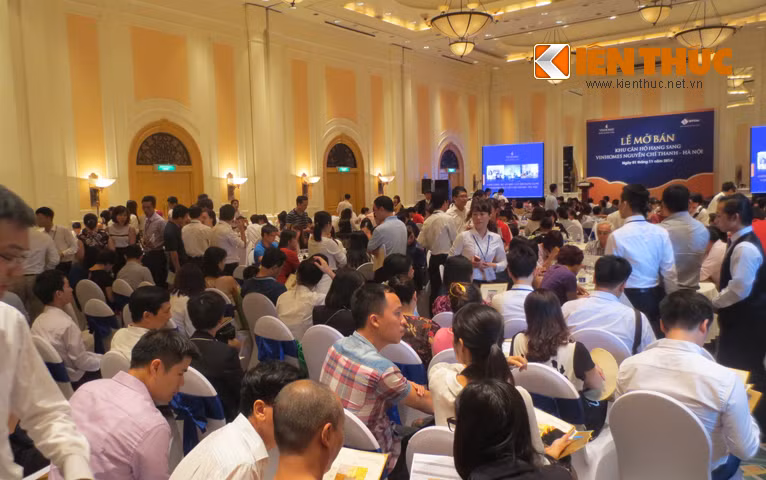 Sáng nay (1/11), hàng nghìn người kéo đến khách sạn Daewoo để tham dự lễ mở bán dự án Vinhomes Nguyễn Chí Thanh - Hà Nội.